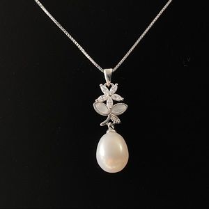 925 Sterling Silver White Cultured Freshwater Pearl Flower Pendant Necklace 18in